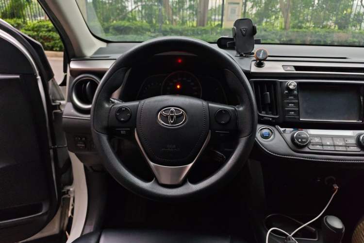 Used Toyota RAV4 2016 2.0L CVT Two-Wheel Drive Fashion Edition China V Standard Steering Wheel
