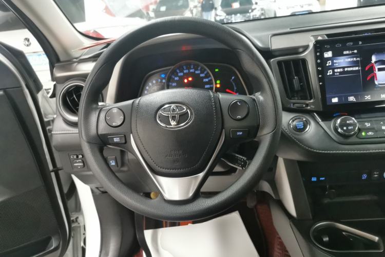 Used Toyota RAV4 2016 2.0L CVT Two-Wheel Drive Fashion Edition China V Standard Steering Wheel