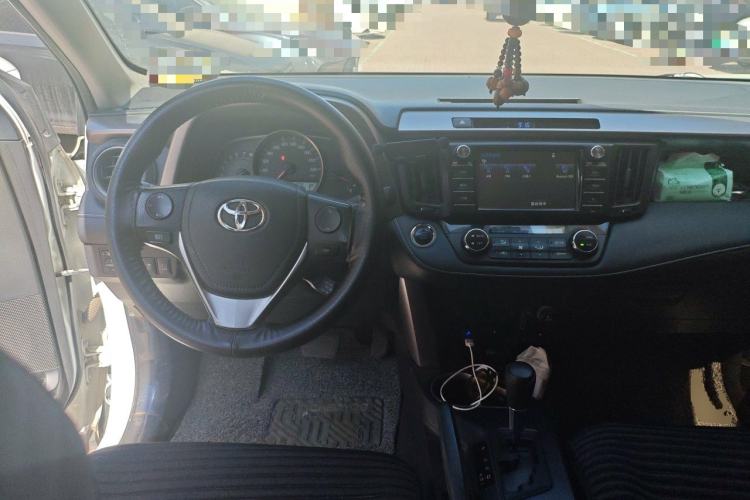 Used Toyota RAV4 2016 2.0L CVT Two-Wheel Drive Fashion Edition China V Standard Steering Wheel