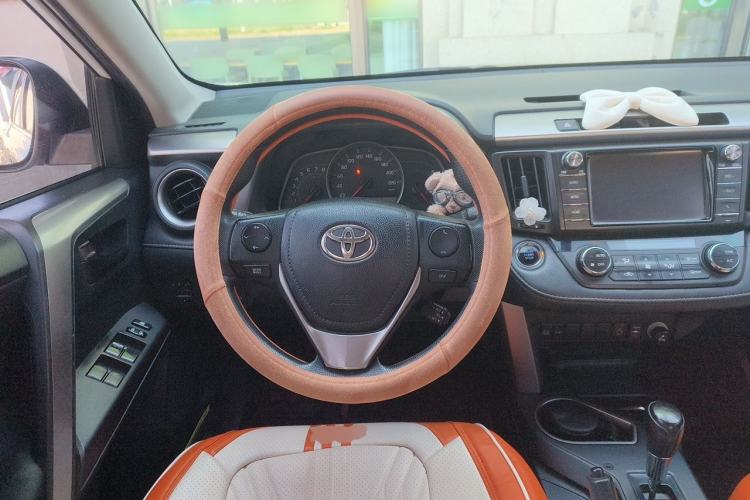 Used Toyota RAV4 2016 2.0L CVT Two-Wheel Drive Fashion Edition China V Standard Steering Wheel