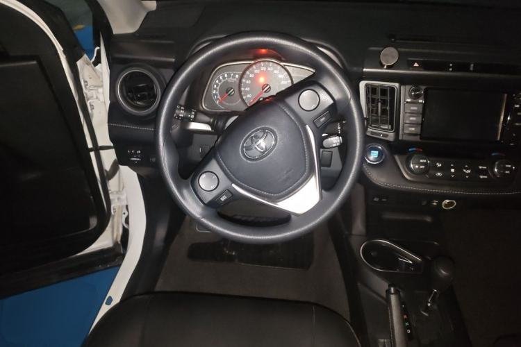 Used Toyota RAV4 2016 2.0L CVT Two-Wheel Drive Fashion Edition China V Standard Steering Wheel