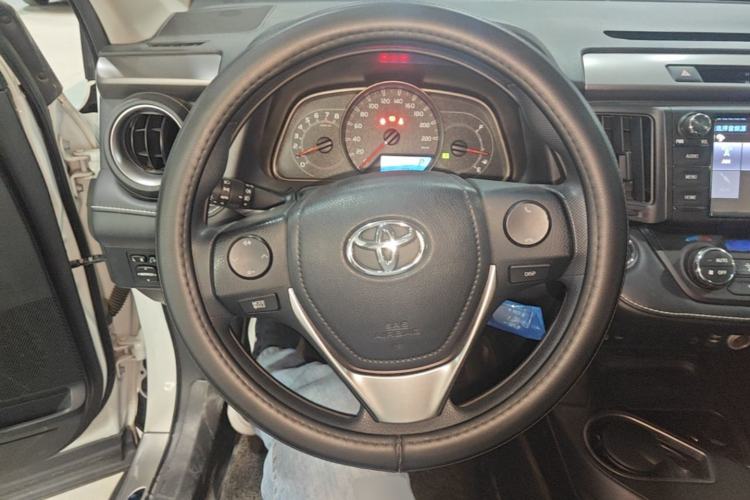 Used Toyota RAV4 2016 2.0L CVT Two-Wheel Drive Fashion Edition China V Standard Steering Wheel