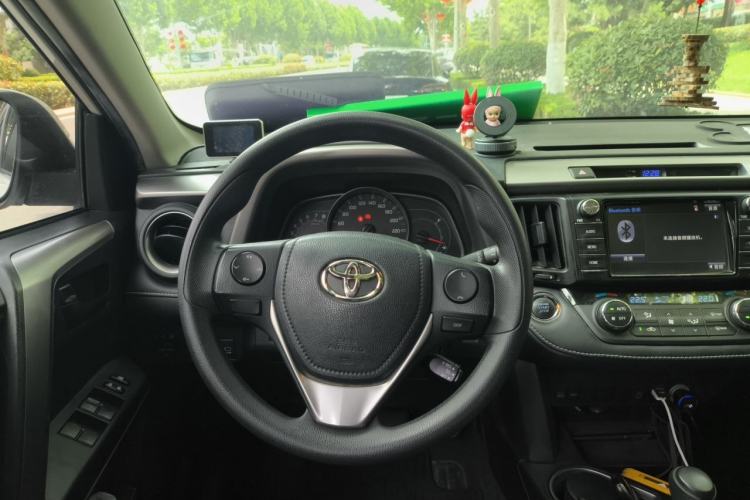 Used Toyota RAV4 2016 2.0L CVT Two-Wheel Drive Fashion Edition China V Standard Steering Wheel