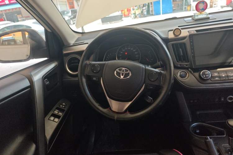 Used Toyota RAV4 2016 2.0L CVT Two-Wheel Drive Fashion Edition China V Standard Steering Wheel