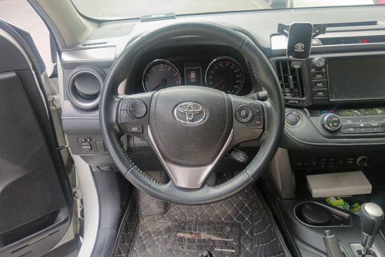 Used Toyota RAV4 2016 2.5L Automatic 4x4 Elite Edition Steering Wheel