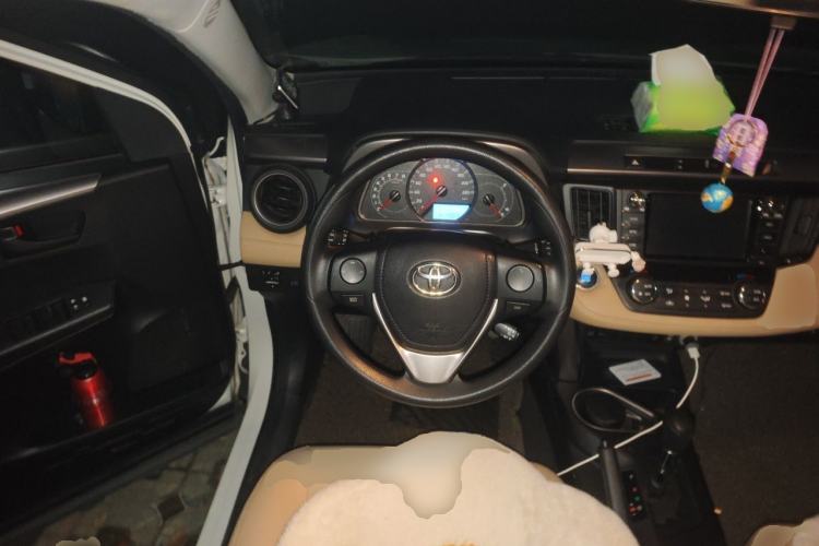 Used Toyota RAV4 2016 2.0L CVT Two-Wheel Drive Fashion Edition China V Standard Steering Wheel