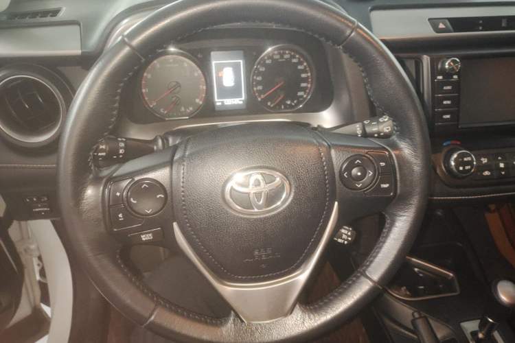 Used Toyota RAV4 2016 2.5L Automatic 4x4 Elite Edition Steering Wheel