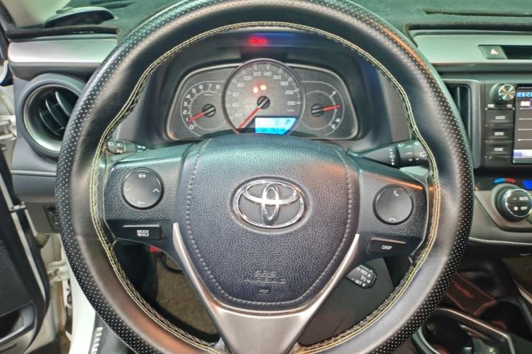 Used Toyota RAV4 2016 2.0L CVT Two-Wheel Drive Fashion Edition China V Standard Steering Wheel