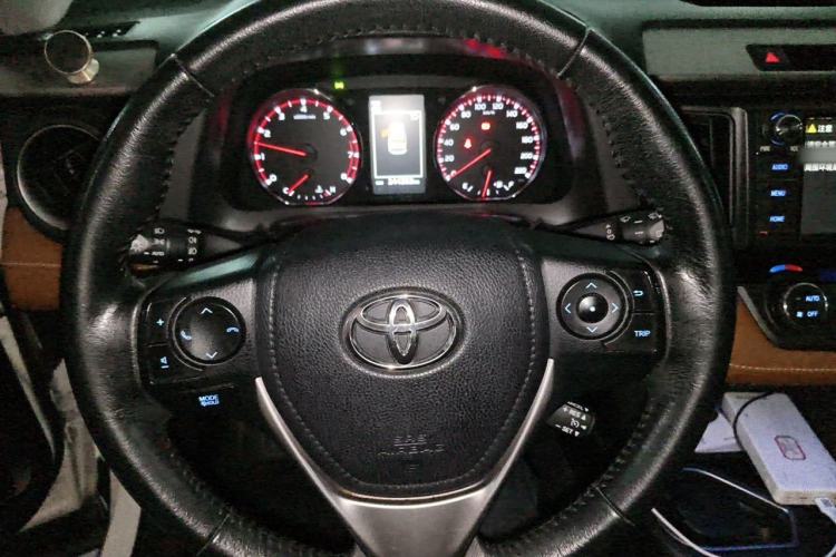 Used Toyota RAV4 2016 2.5L Automatic 4x4 Elite Edition Steering Wheel