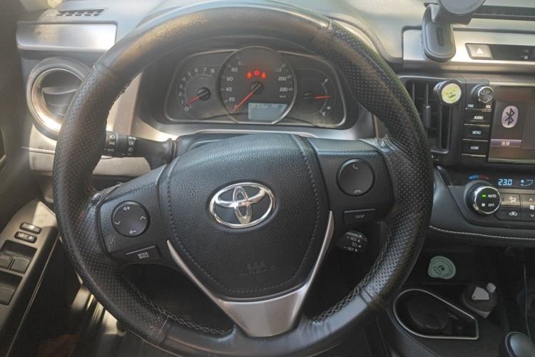 Used Toyota RAV4 2016 2.0L CVT Two-Wheel Drive Fashion Edition China V Standard Steering Wheel