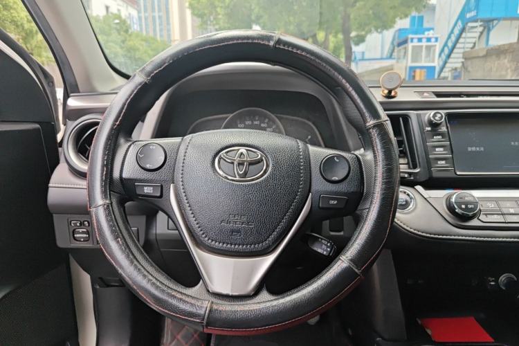 Used Toyota RAV4 2016 2.0L CVT Two-Wheel Drive Fashion Edition China V Standard Steering Wheel