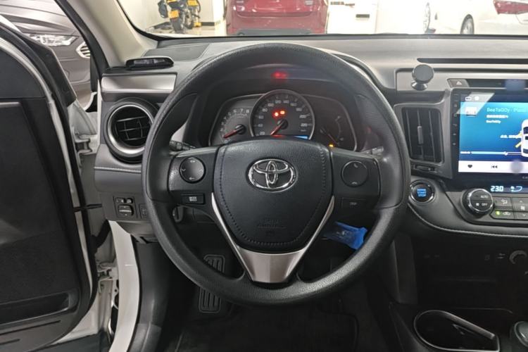 Used Toyota RAV4 2016 2.0L CVT Two-Wheel Drive Fashion Edition China V Standard Steering Wheel