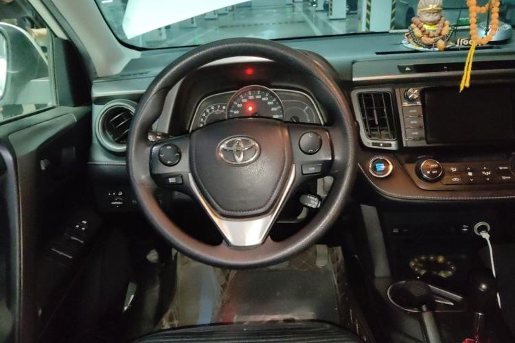 Used Toyota RAV4 2016 2.0L CVT Two-Wheel Drive Fashion Edition China V Standard Steering Wheel