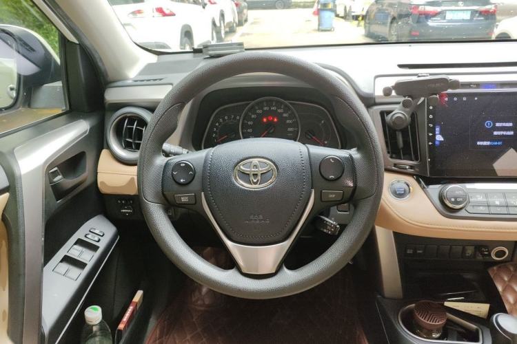Used Toyota RAV4 2016 2.0L CVT Two-Wheel Drive Fashion Edition China V Standard Steering Wheel