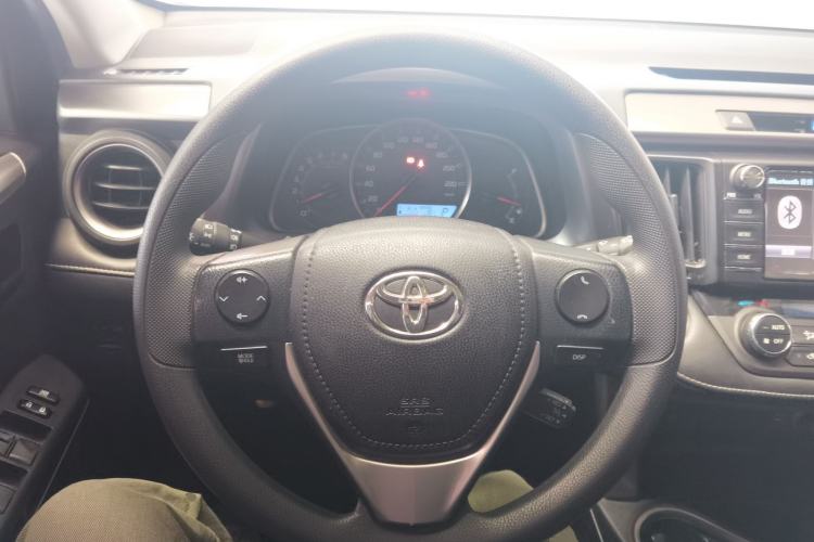 Used Toyota RAV4 2016 2.0L CVT Two-Wheel Drive Fashion Edition China V Standard Steering Wheel