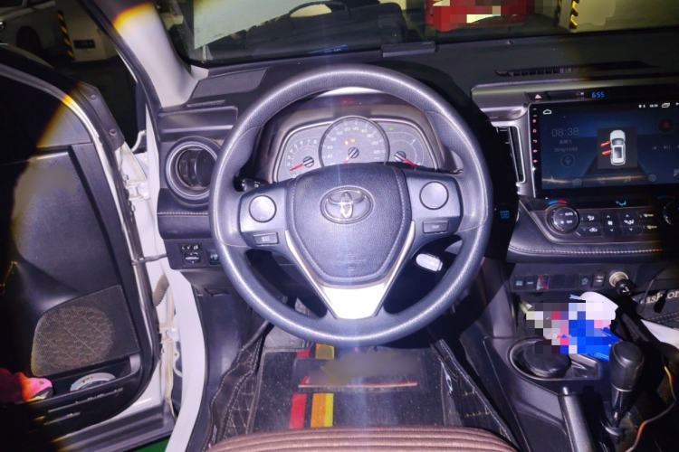Used Toyota RAV4 2016 2.0L CVT Two-Wheel Drive Fashion Edition China V Standard Steering Wheel