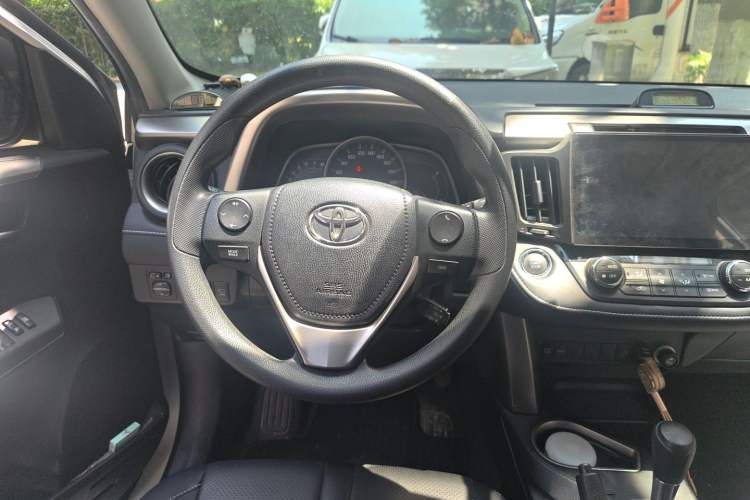 Used Toyota RAV4 2016 2.0L CVT Two-Wheel Drive Fashion Edition China V Standard Steering Wheel