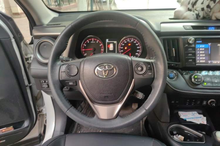 Used Toyota RAV4 2016 2.0L CVT Two-Wheel Drive Smart Edition China V Standard Steering Wheel