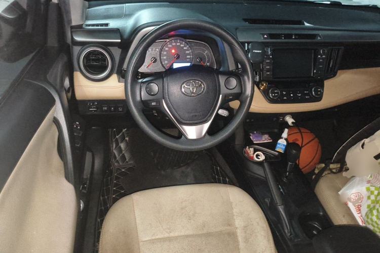 Used Toyota RAV4 2016 2.0L CVT Two-Wheel Drive Fashion Edition China V Standard Steering Wheel