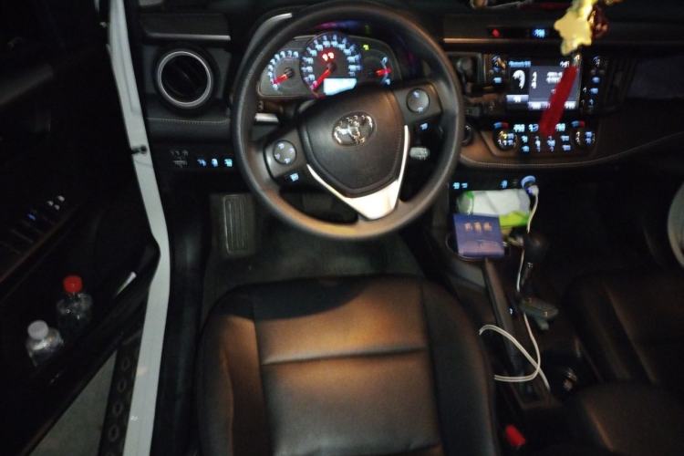 Used Toyota RAV4 2016 2.0L CVT Two-Wheel Drive Fashion Edition China V Standard Steering Wheel