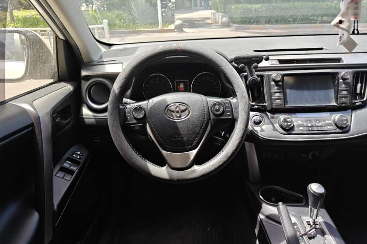 Used Toyota RAV4 2016 2.5L Automatic 4x4 Elite Edition Steering Wheel