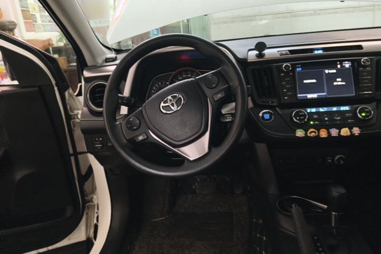 Used Toyota RAV4 2016 2.0L CVT Two-Wheel Drive Fashion Edition China V Standard Steering Wheel