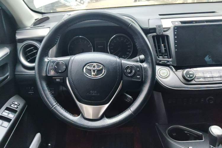 Used Toyota RAV4 2016 2.0L CVT Two-Wheel Drive Smart Edition China V Standard Steering Wheel