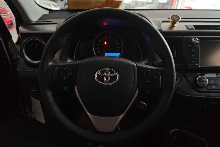 Used Toyota RAV4 2016 2.0L CVT Two-Wheel Drive Fashion Edition China V Standard Steering Wheel