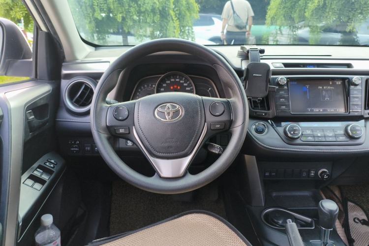 Used Toyota RAV4 2016 2.0L CVT Two-Wheel Drive Fashion Edition China V Standard Steering Wheel