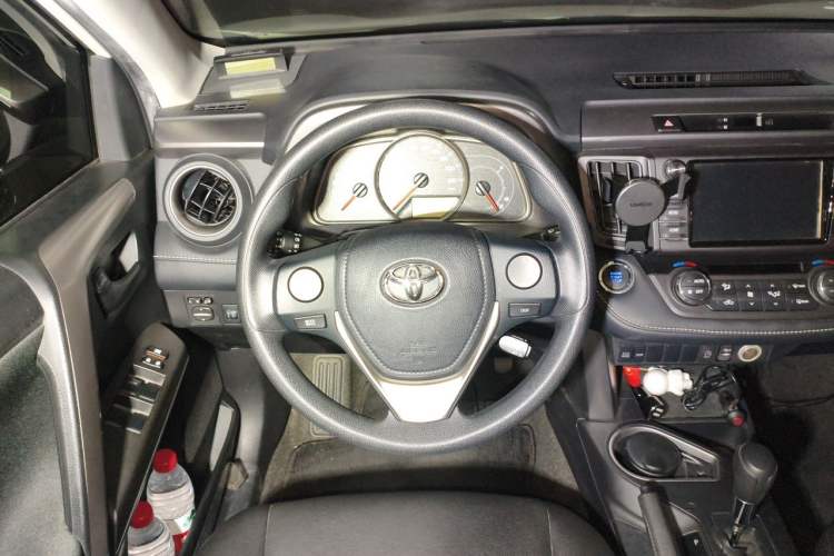 Used Toyota RAV4 2016 2.0L CVT Two-Wheel Drive Fashion Edition China V Standard Steering Wheel