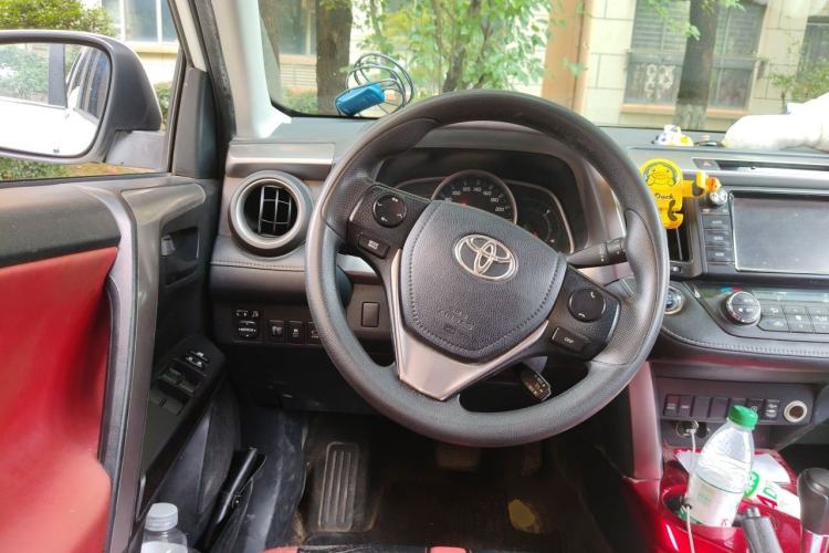 Used Toyota RAV4 2016 2.0L CVT Two-Wheel Drive Fashion Edition China V Standard Steering Wheel