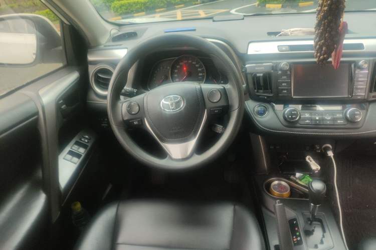 Used Toyota RAV4 2016 2.0L CVT Two-Wheel Drive Fashion Edition China V Standard Steering Wheel
