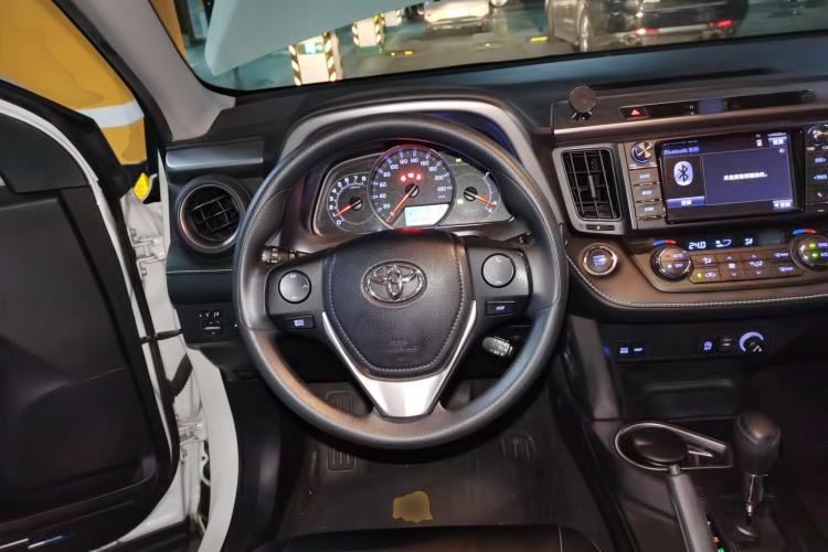 Used Toyota RAV4 2016 2.0L CVT Two-Wheel Drive Fashion Edition China V Standard Steering Wheel