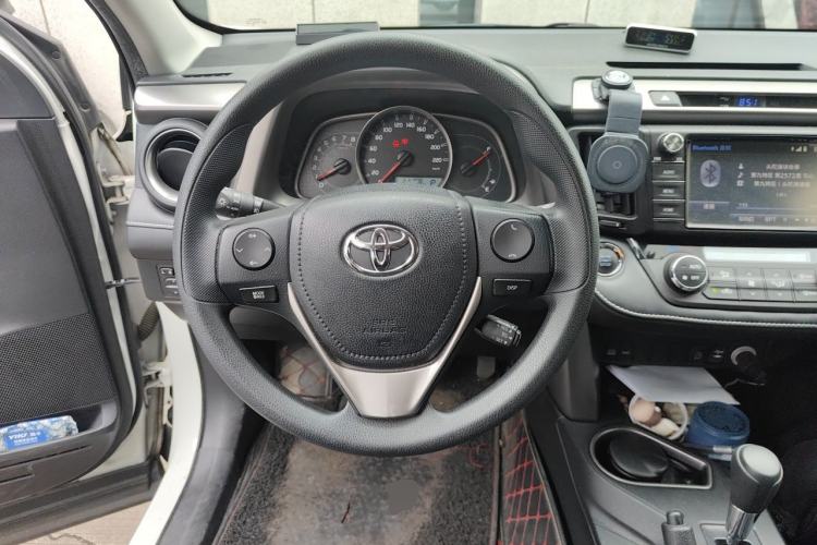 Used Toyota RAV4 2016 2.0L CVT Two-Wheel Drive Fashion Edition China V Standard Steering Wheel