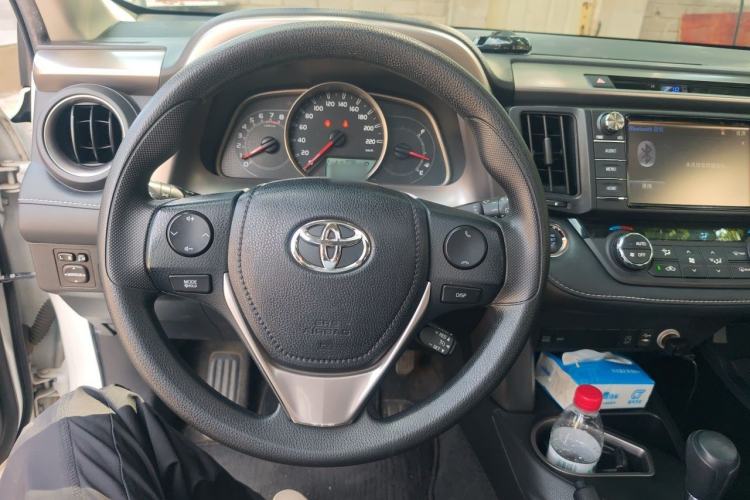 Used Toyota RAV4 2016 2.0L CVT Two-Wheel Drive Fashion Edition China V Standard Steering Wheel