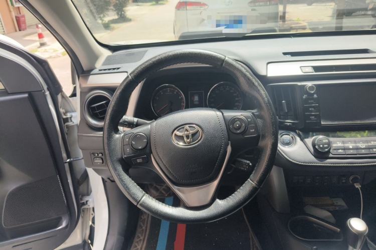 Used Toyota RAV4 2016 2.5L Automatic 4x4 Elite Edition Steering Wheel