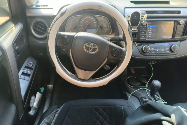 Used Toyota RAV4 2016 2.0L CVT Two-Wheel Drive Fashion Edition China V Standard Steering Wheel