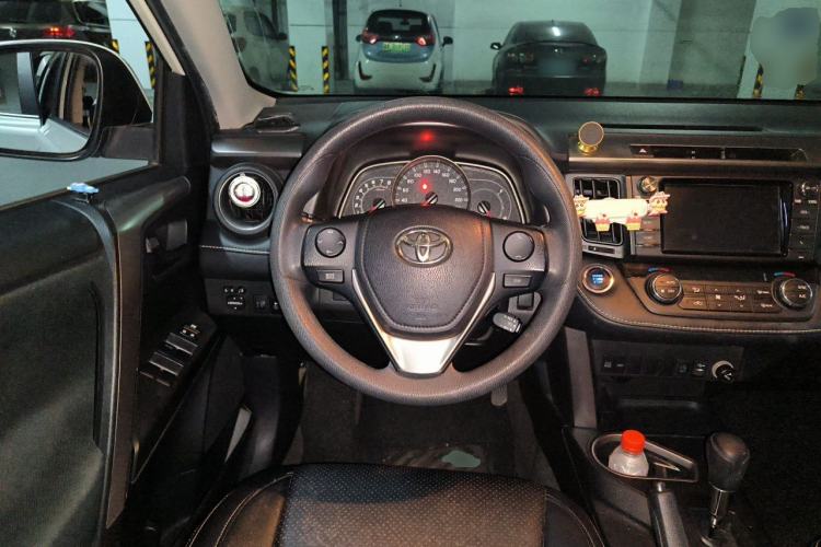 Used Toyota RAV4 2016 2.0L CVT Two-Wheel Drive Fashion Edition China V Standard Steering Wheel