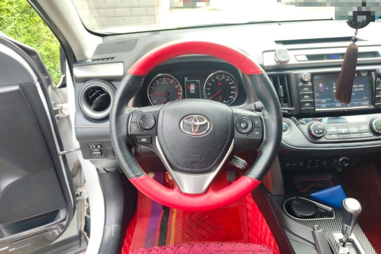 Used Toyota RAV4 2016 2.5L Automatic 4x4 Elite Edition Steering Wheel