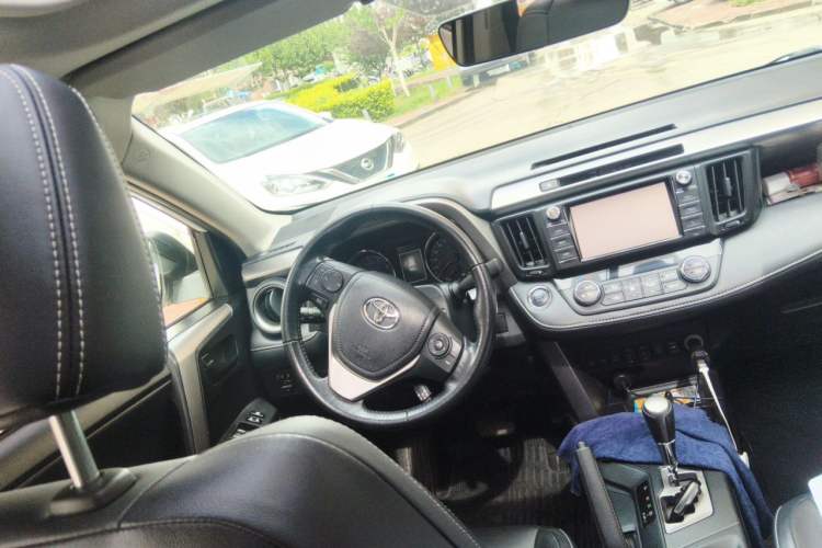 Used Toyota RAV4 2016 2.5L Automatic 4x4 Elite Edition Steering Wheel