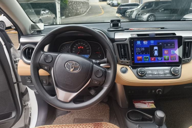 Used Toyota RAV4 2016 2.0L CVT Two-Wheel Drive Fashion Edition China V Standard Steering Wheel