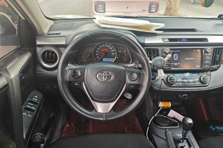 Used Toyota RAV4 2016 2.0L CVT Two-Wheel Drive Fashion Edition China V Standard Steering Wheel