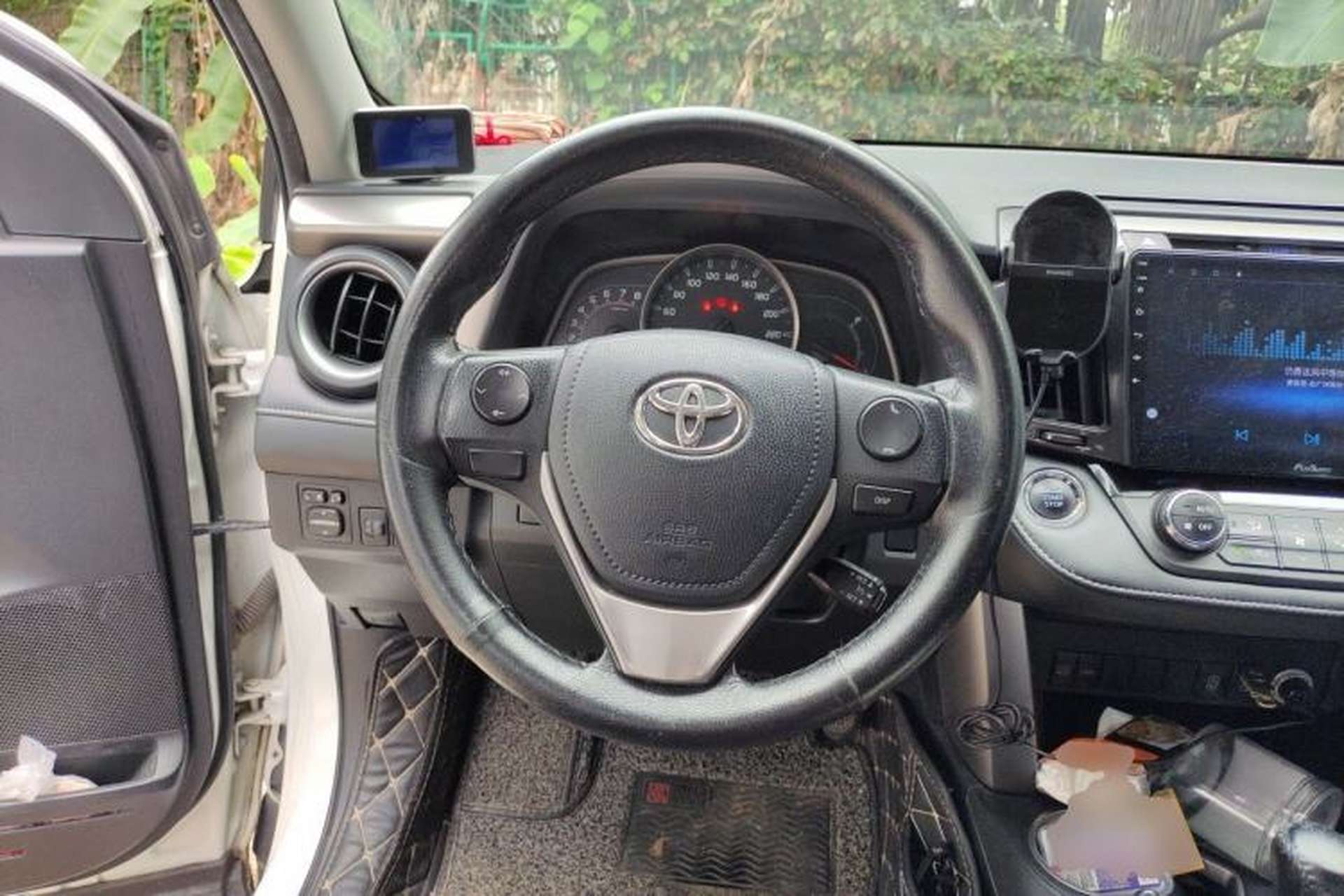 Used Toyota RAV4 2016 2.0L CVT Two-Wheel Drive Fashion Edition China V Standard Steering Wheel