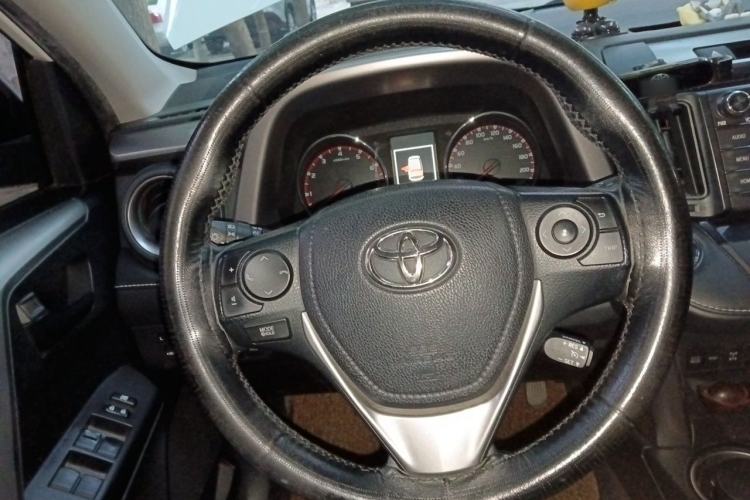Used Toyota RAV4 2016 2.5L Automatic 4x4 Elite Edition Steering Wheel