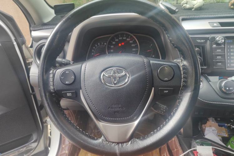 Used Toyota RAV4 2016 2.0L CVT Two-Wheel Drive Fashion Edition China V Standard Steering Wheel