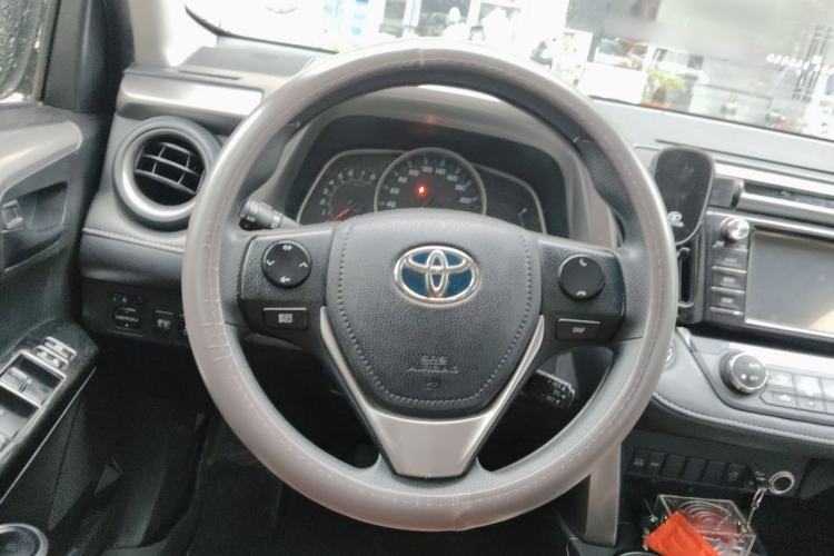 Used Toyota RAV4 2016 2.0L CVT Two-Wheel Drive Fashion Edition China V Standard Steering Wheel