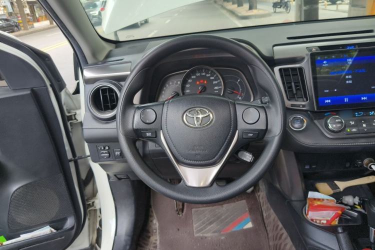 Used Toyota RAV4 2016 2.0L CVT Two-Wheel Drive Fashion Edition China V Standard Steering Wheel