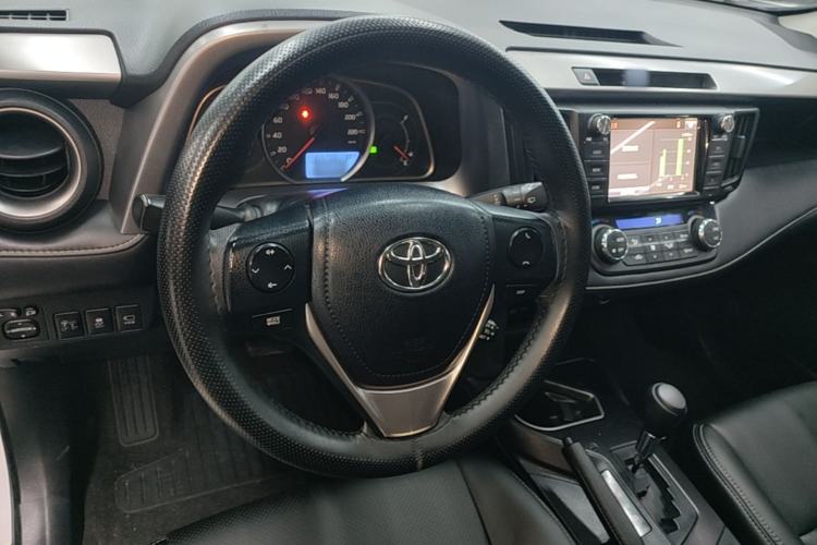 Used Toyota RAV4 2016 2.0L CVT Two-Wheel Drive Fashion Edition China V Standard Steering Wheel
