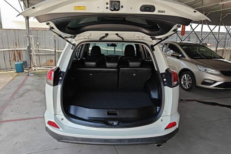 Used Toyota RAV4 2016 2.0L CVT Two-Wheel Drive Fashion Edition China V Standard Trunk