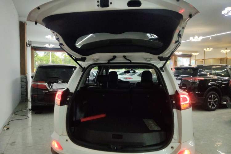 Used Toyota RAV4 2016 2.0L CVT Two-Wheel Drive Fashion Edition China V Standard Trunk